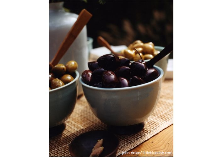 olives on buffet .001